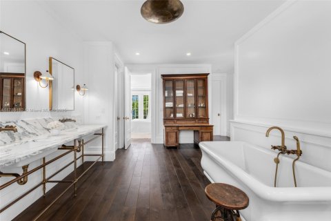 House in Miami, Florida 7 bedrooms, 808.16 sq.m. № 1704062 - photo 22