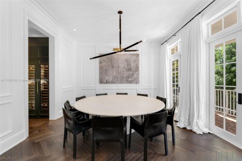 House in Miami, Florida 7 bedrooms, 808.16 sq.m. № 1704062 - photo 7
