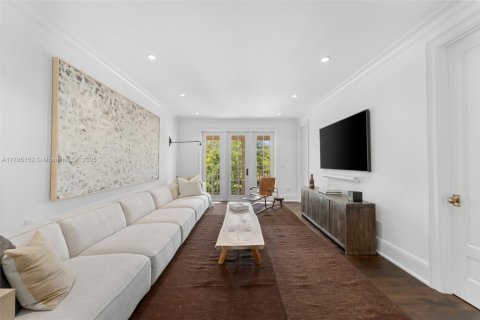 House in Miami, Florida 7 bedrooms, 808.16 sq.m. № 1704062 - photo 26