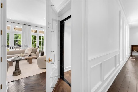 House in Miami, Florida 7 bedrooms, 808.16 sq.m. № 1704062 - photo 14