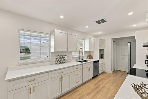 House in Bradenton, Florida 3 bedrooms, 130.16 sq.m. № 2429664 - photo 6