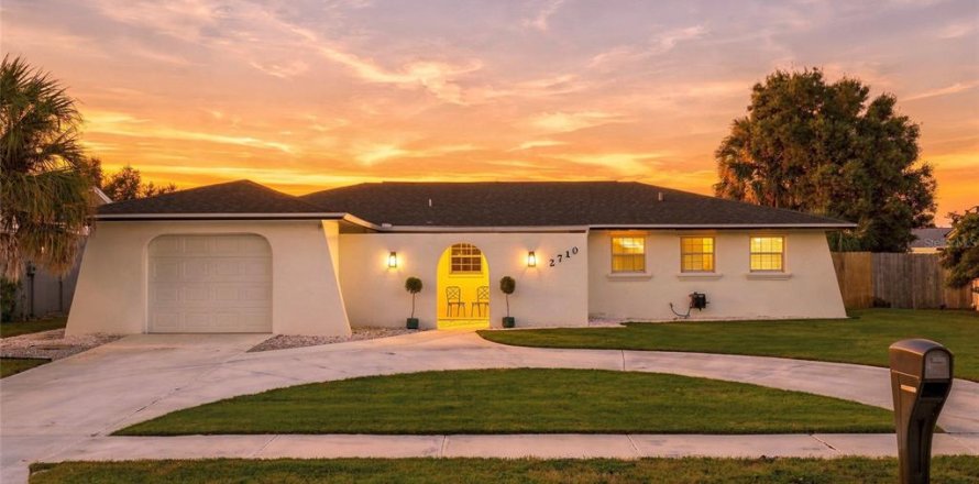 House in Bradenton, Florida 3 bedrooms, 130.16 sq.m. № 2429664