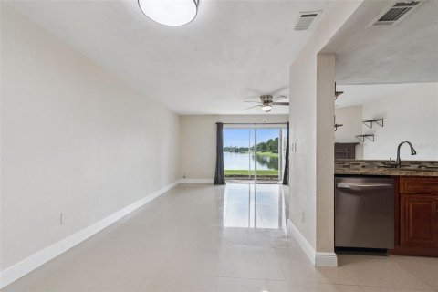 Touwnhouse à vendre à Kissimmee, Floride: 2 chambres, 113.06 m2 № 2230934 - photo 8