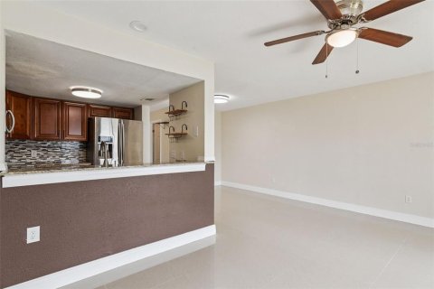 Touwnhouse à vendre à Kissimmee, Floride: 2 chambres, 113.06 m2 № 2230934 - photo 11