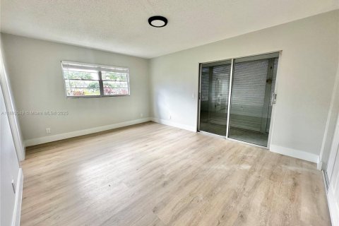 Condo in Deerfield Beach, Florida, 1 bedroom  № 1944159 - photo 10