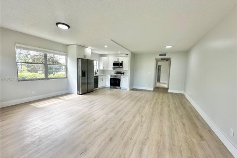 Condo in Deerfield Beach, Florida, 1 bedroom  № 1944159 - photo 2