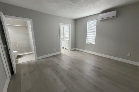 Commercial property in Hollywood, Florida 157.56 sq.m. № 2419512 - photo 22