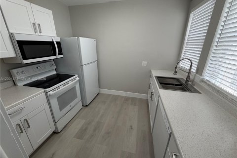 Commercial property in Hollywood, Florida 157.56 sq.m. № 2419512 - photo 23