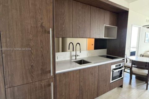 Condominio en alquiler en Miami, Florida, 2 dormitorios, 78.41 m2 № 2154728 - foto 2