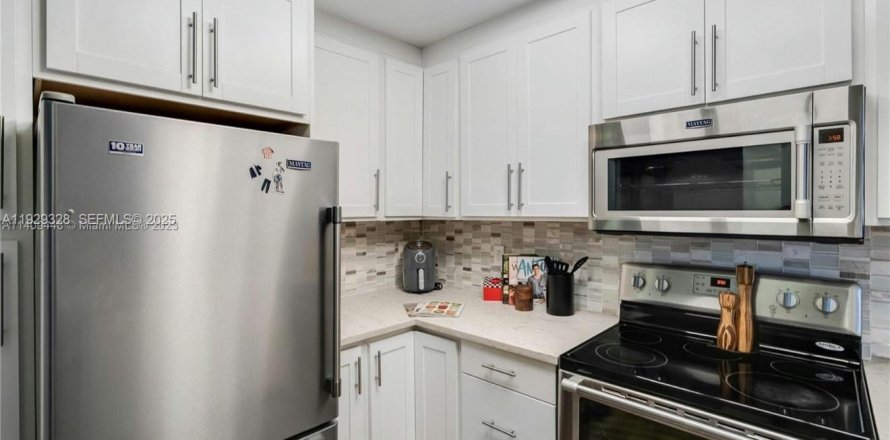 Кондоминиум с 3 спальнями в Дейви, Флорида № 1989666