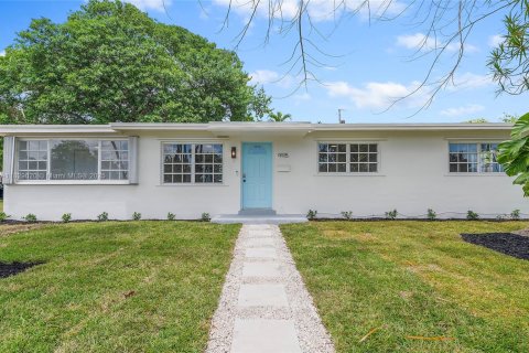 House in Cutler Bay, Florida 5 bedrooms, 127.83 sq.m. № 1804174 - photo 1