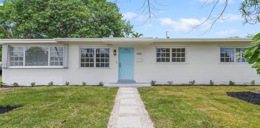 House in Cutler Bay, Florida 5 bedrooms, 127.83 sq.m. № 1804174