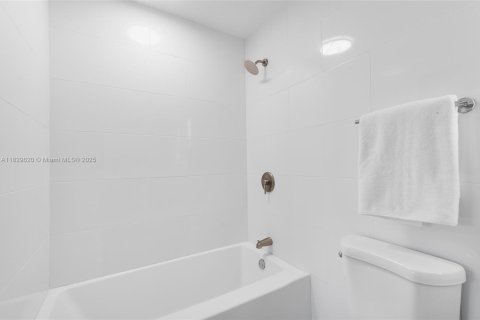 House in Cutler Bay, Florida 5 bedrooms, 127.83 sq.m. № 1804174 - photo 12