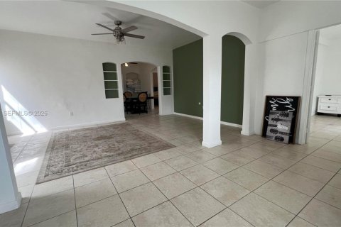 Снять в аренду виллу или дом в Майами, Флорида 5 спален, 139.35м2, № 2032793 - фото 4