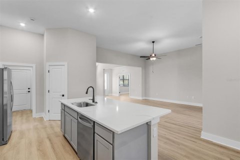 House in Dover, Florida 4 bedrooms, 205.04 sq.m. № 1747558 - photo 4
