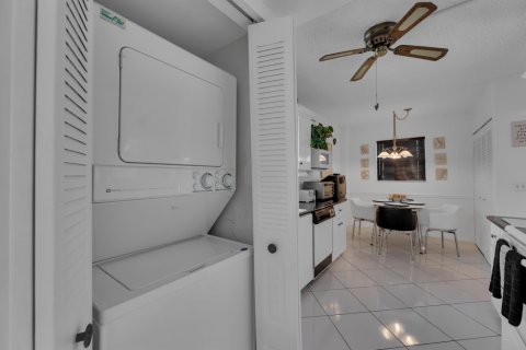 Condo in Lake Worth, Florida, 2 bedrooms  № 1127702 - photo 1