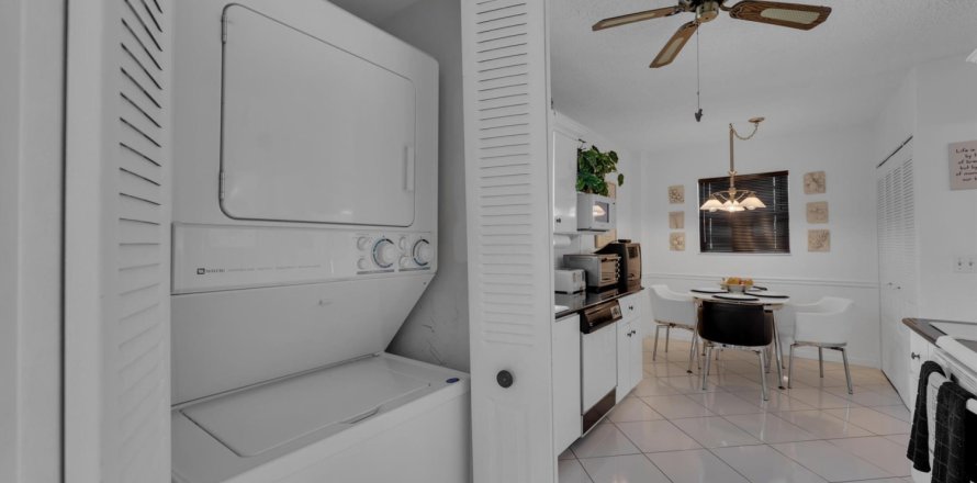 Condo in Lake Worth, Florida, 2 bedrooms № 1127702