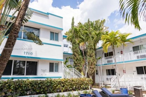 Снять в аренду квартиру в Майами-Бич, Флорида 1 спальня, 991.82м2, № 1949405 - фото 2