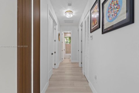 Casa en venta en Miami, Florida, 4 dormitorios, 204.11 m2 № 1790140 - foto 28