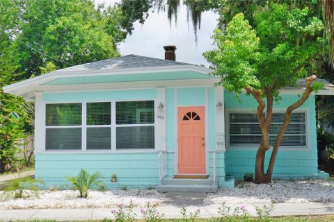 Commercial property in Clearwater, Florida 3 bedrooms, 171.59 sq.m. № 2207592