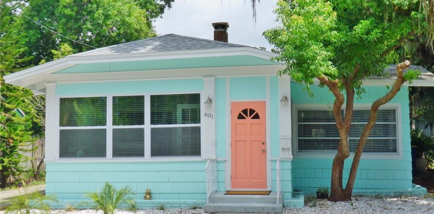 Commercial property in Clearwater, Florida 3 bedrooms, 171.59 sq.m. № 2207592