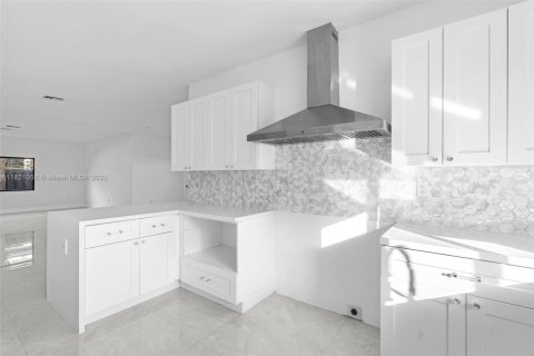 House in Cutler Bay, Florida 4 bedrooms, 194.63 sq.m. № 1781843 - photo 16