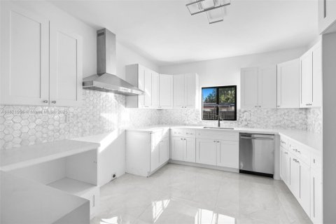 House in Cutler Bay, Florida 4 bedrooms, 194.63 sq.m. № 1781843 - photo 15
