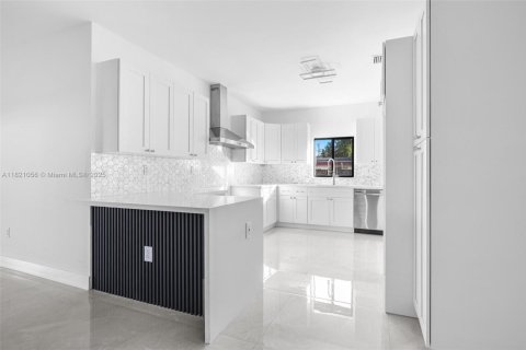 House in Cutler Bay, Florida 4 bedrooms, 194.63 sq.m. № 1781843 - photo 14
