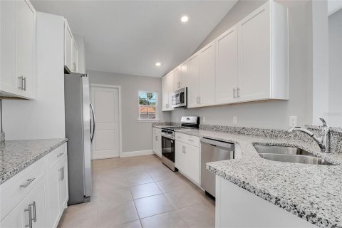 House in Kissimmee, Florida 4 bedrooms, 168.52 sq.m. № 1873546 - photo 8