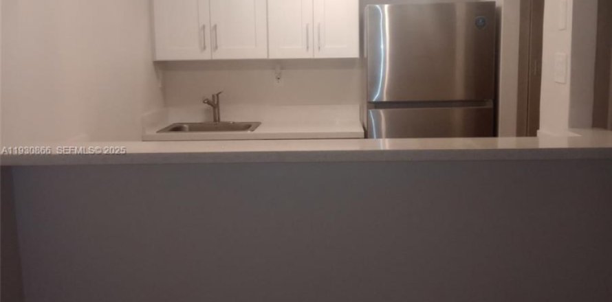 Кондоминиум с 1 спальней в Холливуд, Флорида № 1989703