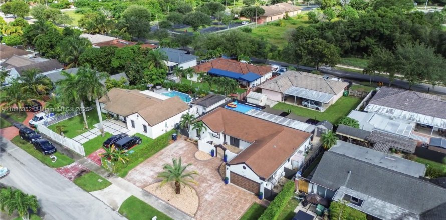 Villa ou maison à Miami, Floride 3 chambres, 158.96 m2 № 1933266