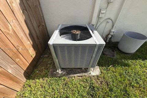 Casa en venta en Miami Shores, Florida, 2 dormitorios, 168.52 m2 № 1970751 - foto 11