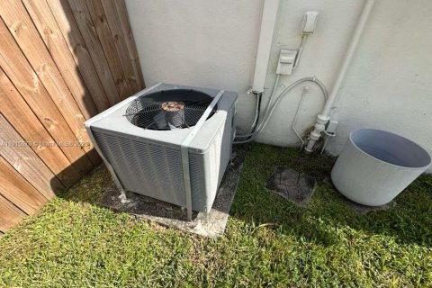 Casa en venta en Miami Shores, Florida, 2 dormitorios, 168.52 m2 № 1970751 - foto 6