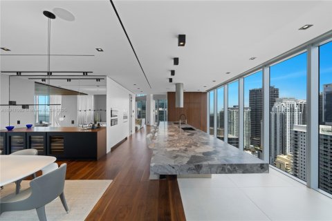 Condominio en alquiler en Miami, Florida, 6 dormitorios, 605.82 m2 № 1972567 - foto 20