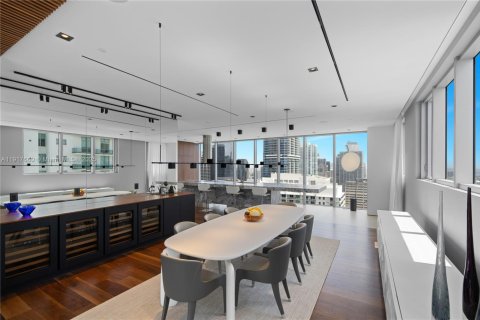 Condominio en alquiler en Miami, Florida, 6 dormitorios, 605.82 m2 № 1972567 - foto 18