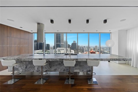 Condominio en alquiler en Miami, Florida, 6 dormitorios, 605.82 m2 № 1972567 - foto 6