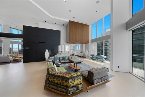 Condominio en alquiler en Miami, Florida, 6 dormitorios, 605.82 m2 № 1972567 - foto 17