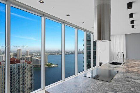 Condominio en alquiler en Miami, Florida, 6 dormitorios, 605.82 m2 № 1972567 - foto 22