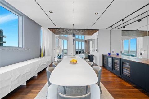 Condominio en alquiler en Miami, Florida, 6 dormitorios, 605.82 m2 № 1972567 - foto 19