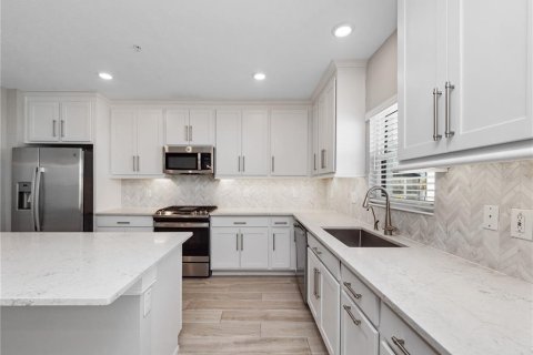 Townhouse in Tampa, Florida 4 bedrooms, 234.49 sq.m. № 2238546 - photo 19
