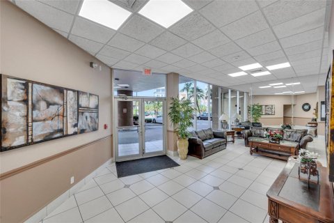 Condo in Hallandale Beach, Florida, 2 bedrooms  № 976638 - photo 1