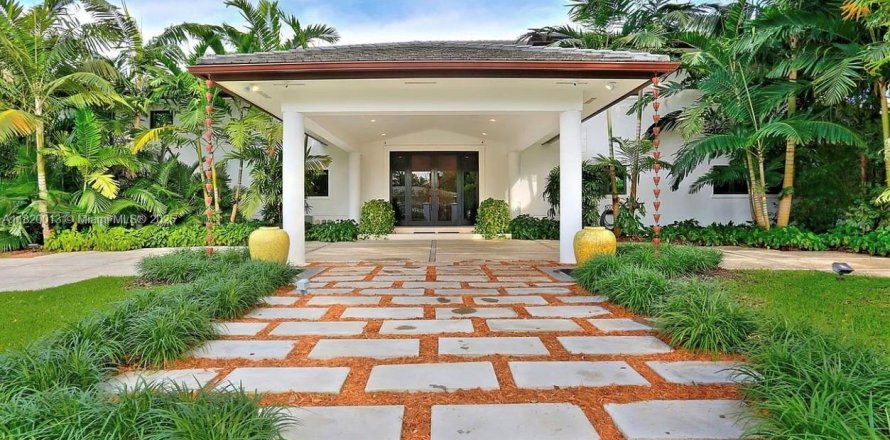 Дом в Корал-Гейблс, Флорида 5 спален, 524.71м2 № 2000253