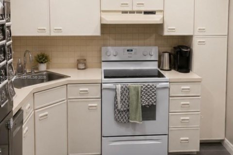Condo in Coconut Creek, Florida, 2 bedrooms  № 2086897 - photo 5