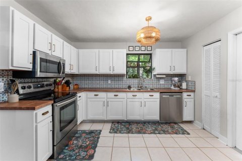 House in Gainesville, Florida 3 bedrooms, 124.86 sq.m. № 2093067 - photo 12