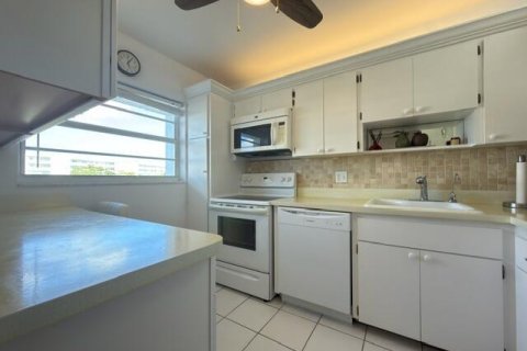 Condo in North Palm Beach, Florida, 2 bedrooms № 2190135 - photo 13