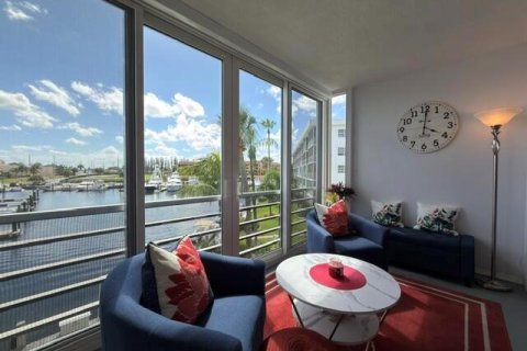 Condo in North Palm Beach, Florida, 2 bedrooms № 2190135 - photo 2