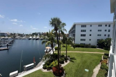 Condo in North Palm Beach, Florida, 2 bedrooms № 2190135 - photo 24