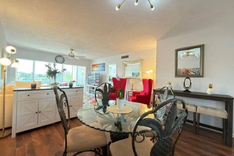 Condo in North Palm Beach, Florida, 2 bedrooms № 2190135 - photo 8
