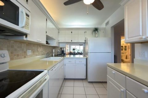 Condo in North Palm Beach, Florida, 2 bedrooms № 2190135 - photo 11