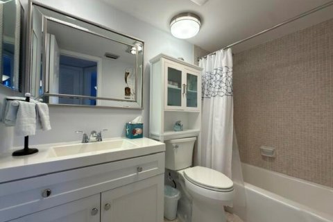 Condo in North Palm Beach, Florida, 2 bedrooms № 2190135 - photo 19